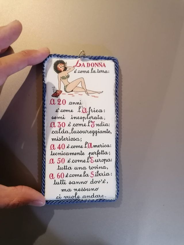 Piastrella con frasi sulla donna su ceramica