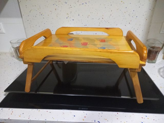 Mesa desayuno madera.