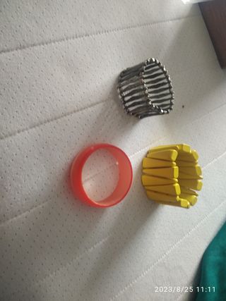 Brazaletes y pulsera