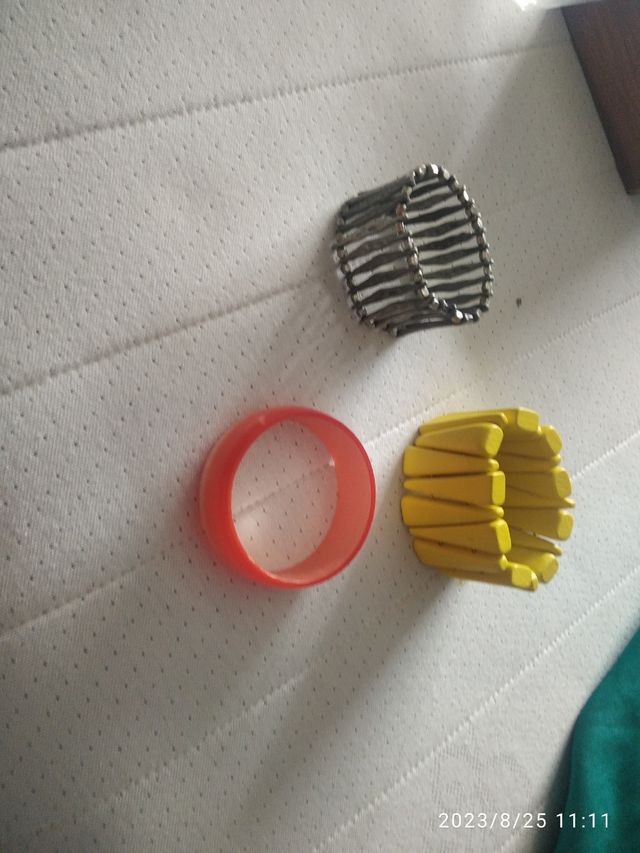 Brazaletes y pulsera