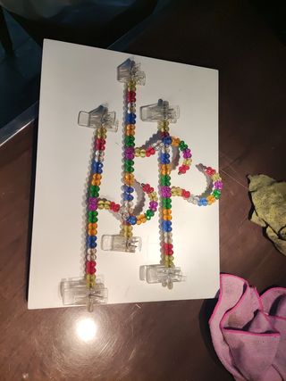 Tres perchas con abalorios de colores