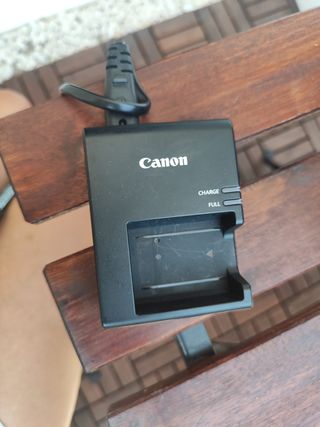 Cámara canon Eos 1300D +objetivo+mochila+cargador