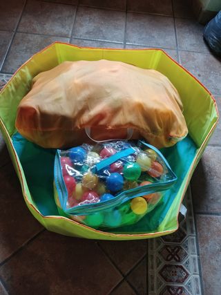 piscina y bolsa transparente de bolas