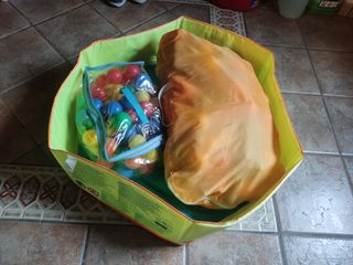 piscina y bolsa transparente de bolas