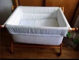 Minicuna de madera con cierre de tijera.