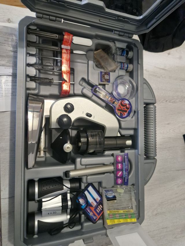 Juego de ciencia con microscopio