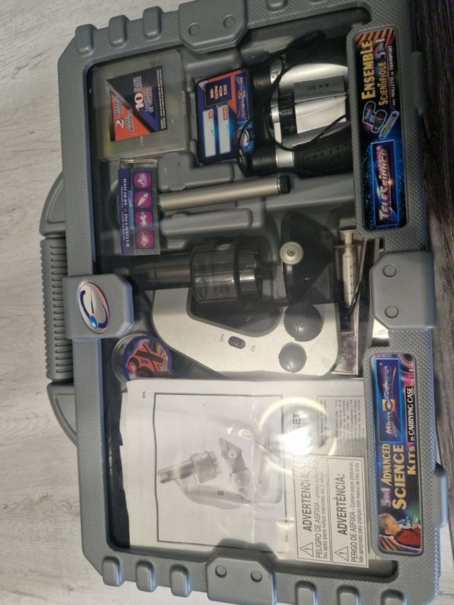 Juego de ciencia con microscopio