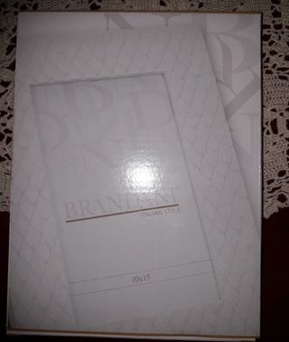 Porta foto petalo marca brandani bianco 10×15 cm.
