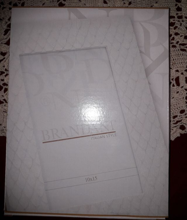 Porta foto petalo marca brandani bianco 10×15 cm.