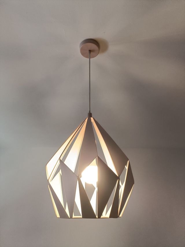 Lampada da soffitto rosa dal design moderno in metallo