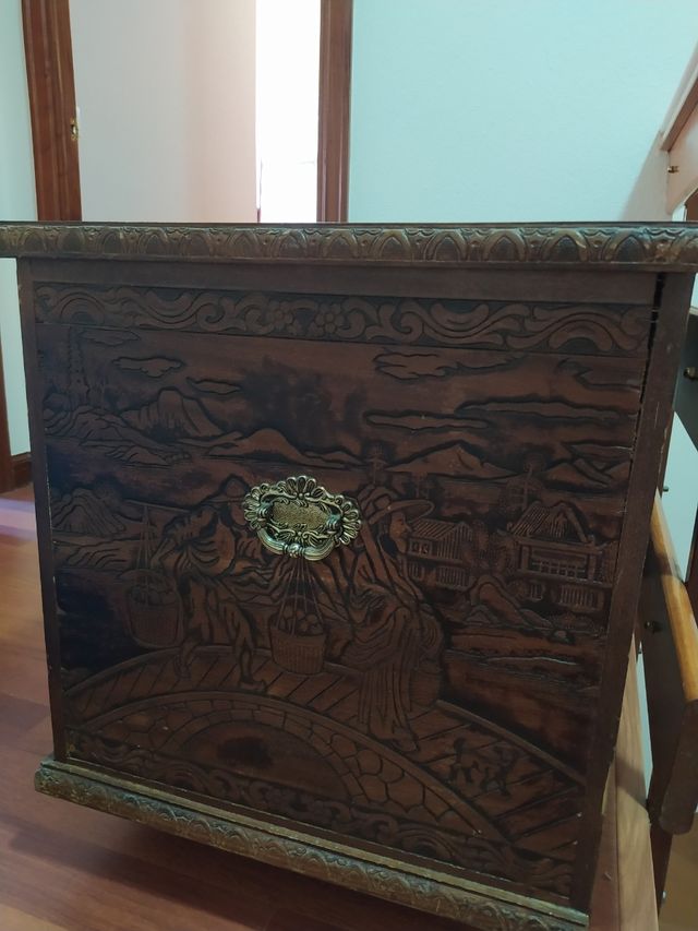 Arcón-Baul de madera labrada.