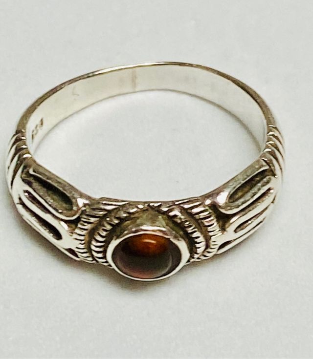 Anillo celta con ambar baltico en plata de ley 925