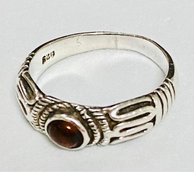 Anillo celta con ambar baltico en plata de ley 925