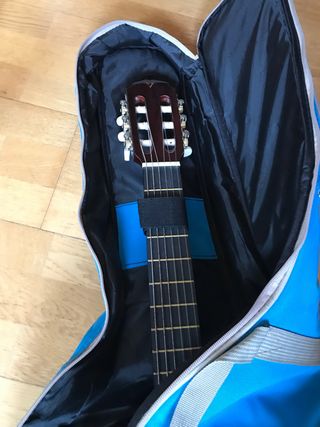 guitarra valencia con funda