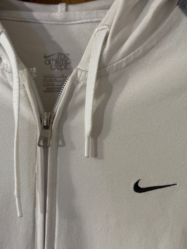 Chaqueta de Nike en balnco y gris