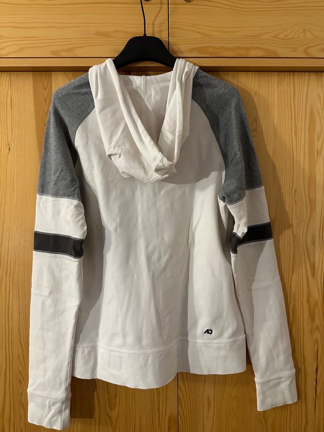Chaqueta de Nike en balnco y gris