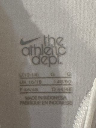 Chaqueta de Nike en balnco y gris