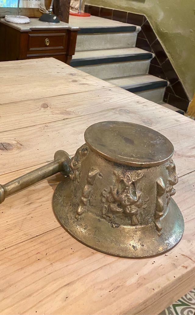 Mortero  almirez de bronce . antiguo