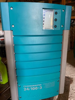 Cargador de batería marina