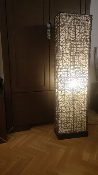 Preciosa lámpara de pie 120 cm alto
