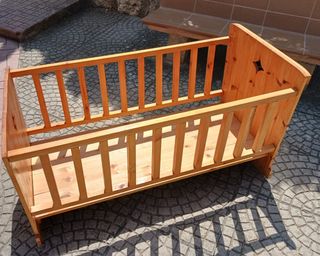 Cuna mecedora de madera