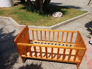 Cuna mecedora de madera
