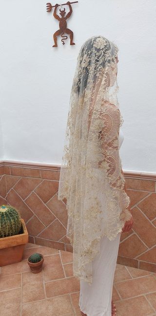 Mantilla chantilly de Novia. Victorio&Lucchino