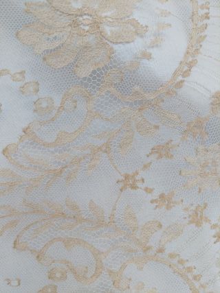 Mantilla chantilly de Novia. Victorio&Lucchino