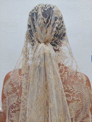 Mantilla chantilly de Novia. Victorio&Lucchino