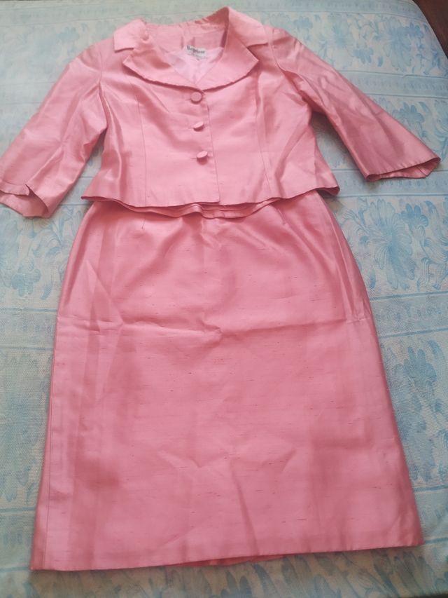 Traje de mujer de seda