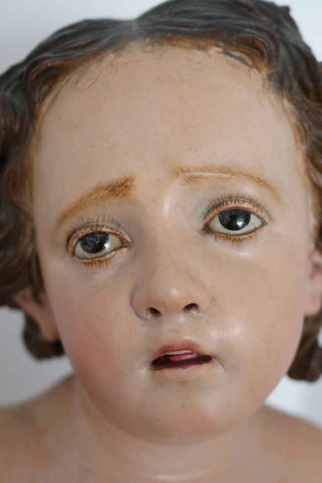 Escultura Imagen del niño Jesús con cáliz y cruz