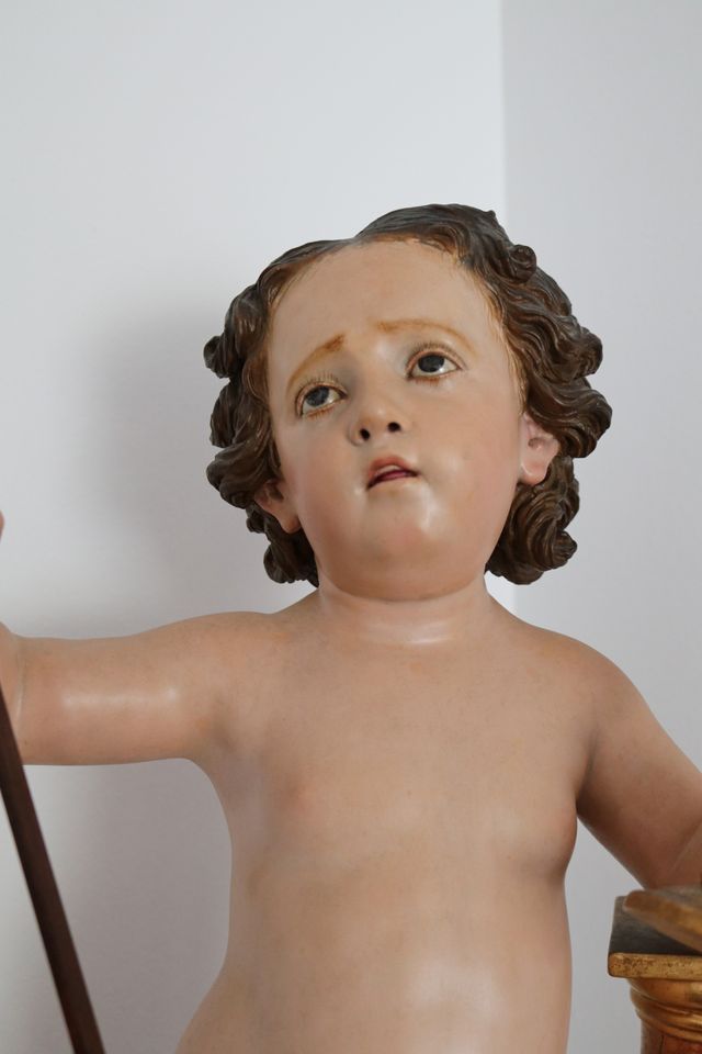 Escultura Imagen del niño Jesús con cáliz y cruz