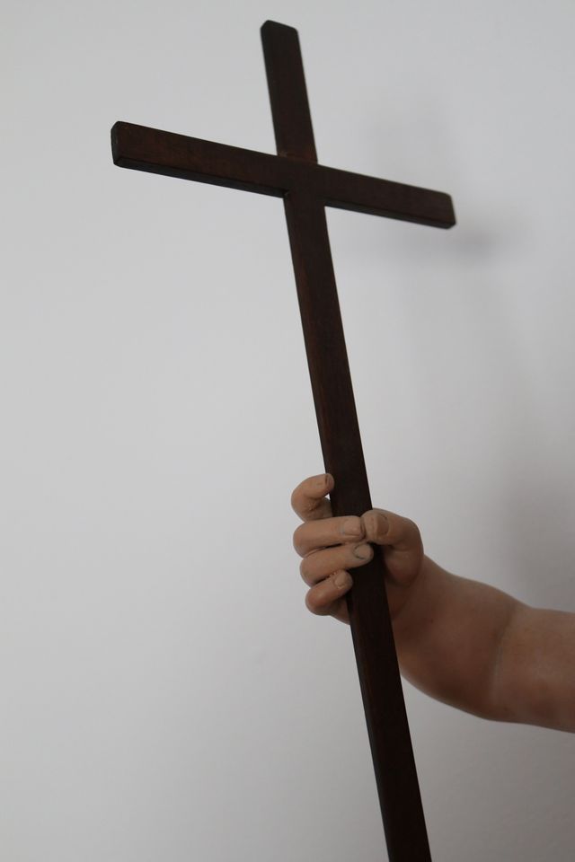 Escultura Imagen del niño Jesús con cáliz y cruz