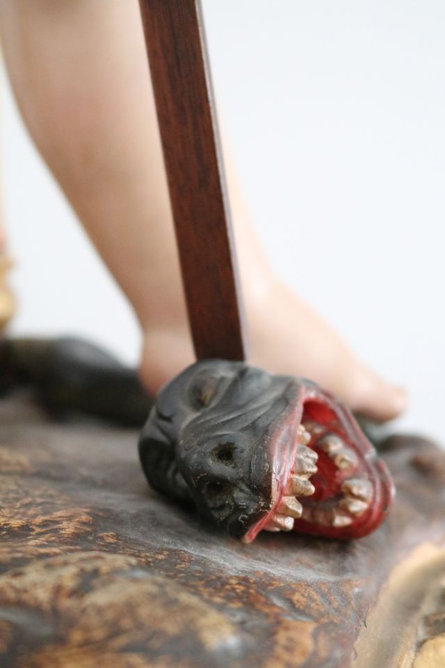 Escultura Imagen del niño Jesús con cáliz y cruz