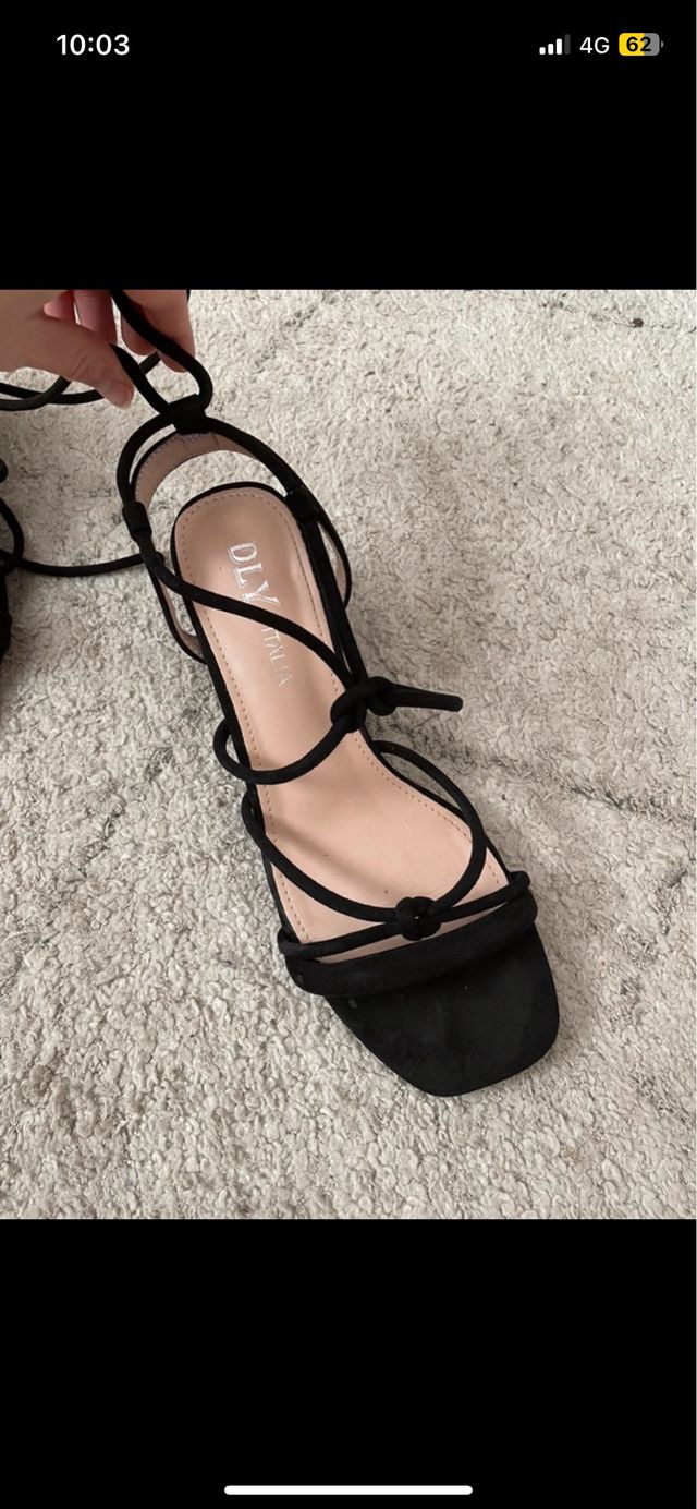 Sandalias negras con tiras