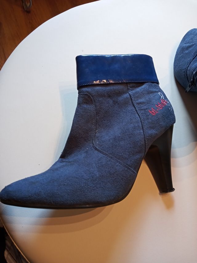 Botines tacón. Antelina azul.