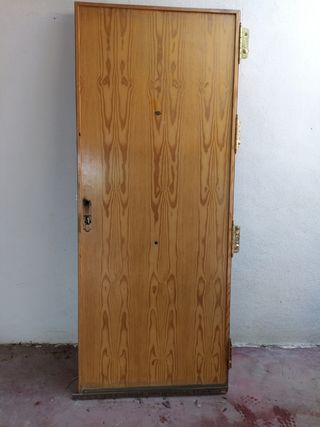 Puerta de madera maciza 