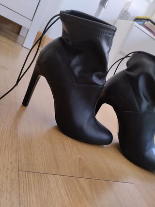 Botín tacón negro zara detalle dorado