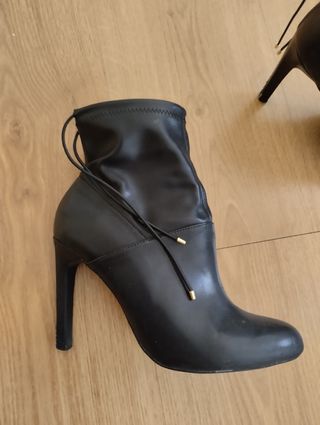 Botín tacón negro zara detalle dorado