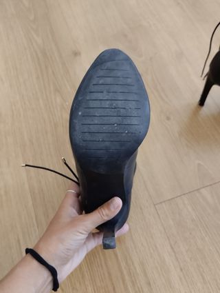 Botín tacón negro zara detalle dorado