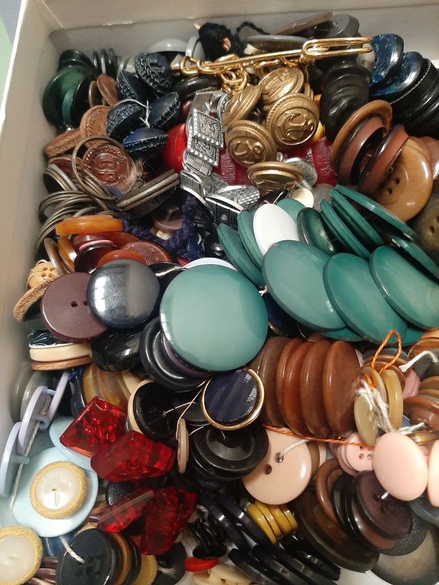 Cientos botones vintage y blancos nacar