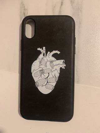 Funda de iphone XR negra com corazon en medio 