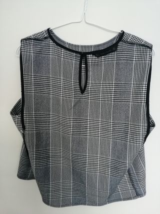 Top sin mangas  de cuadros Zara. 