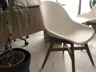 Sillas estilo nórdico blancas y madera Ikea