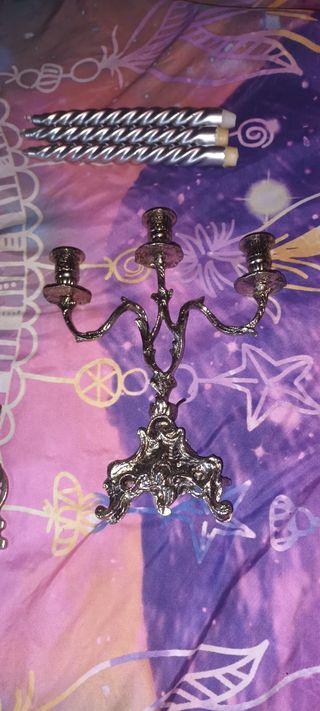 Candelabros y reloj de bronce