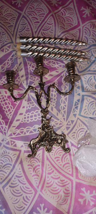 Candelabros y reloj de bronce