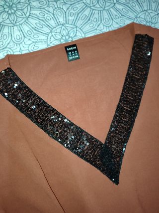 Blusa Cuello pico con lentejuelas
