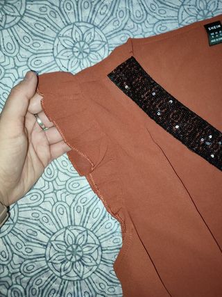 Blusa Cuello pico con lentejuelas