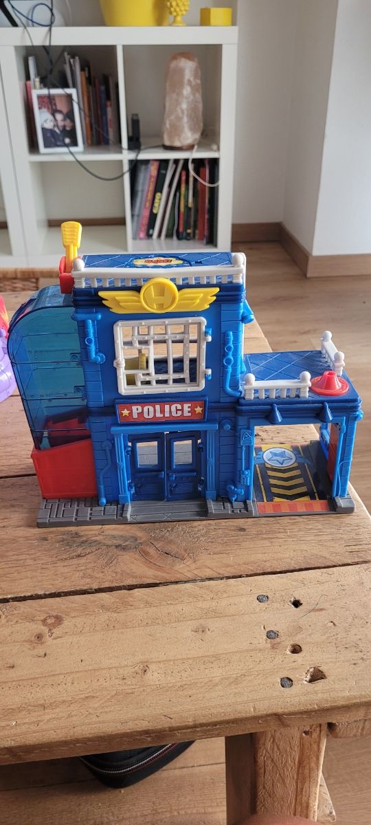 Caja con juguetes y SUPERZINGS