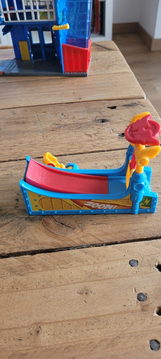 Caja con juguetes y SUPERZINGS